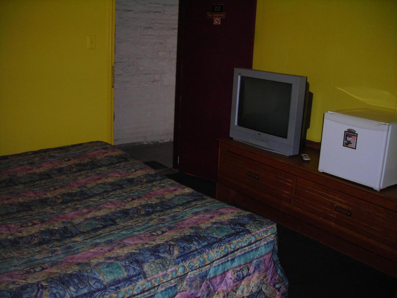 Hollywood Motel Kenova Room photo