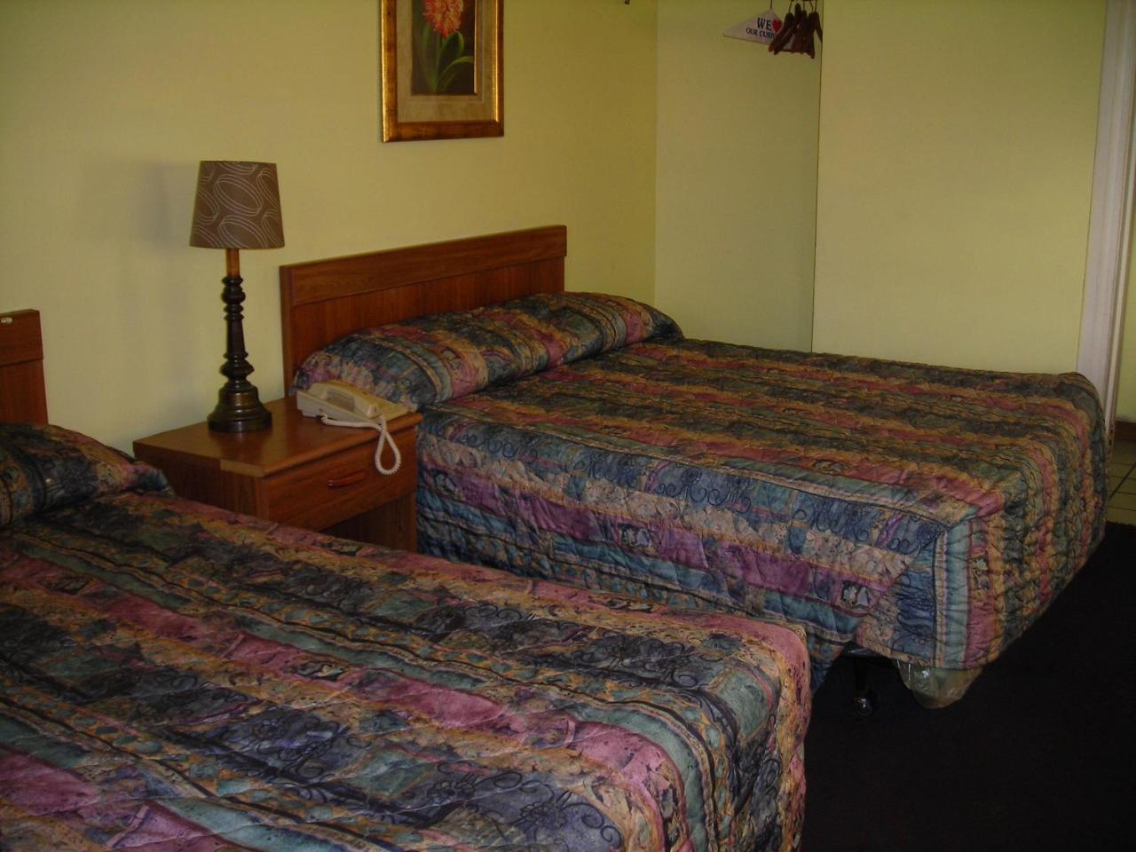 Hollywood Motel Kenova Room photo