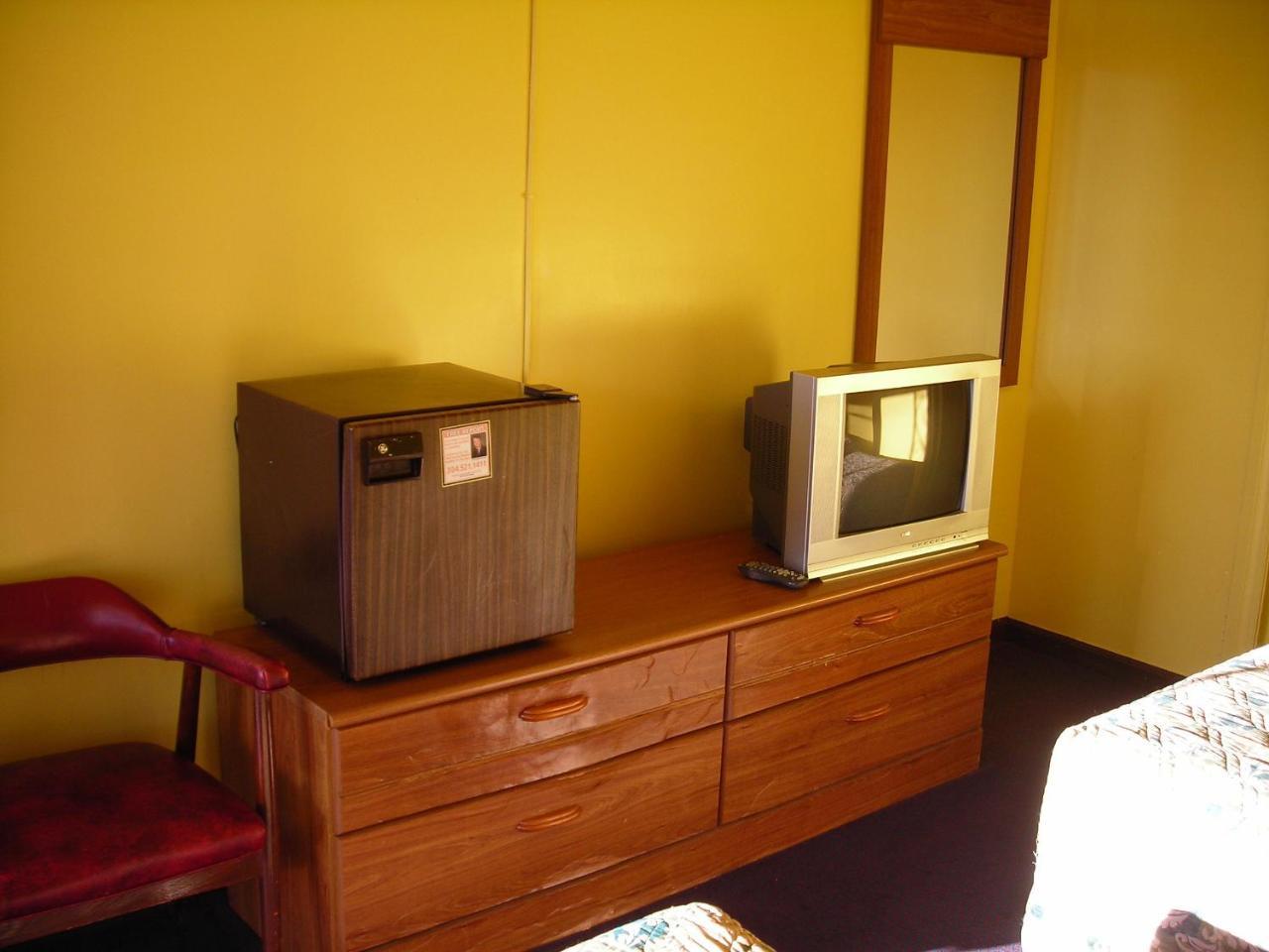 Hollywood Motel Kenova Room photo